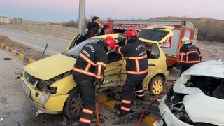 Çankırıda iki otomobil çarpıştı: 6 yaralı
