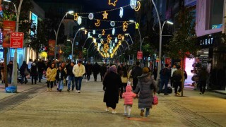 Çark Caddesinde Ramazan ayı için özel tasarımlı ışıklandırmalarla süslendi
