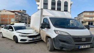 Çarpışmanın şiddetiyle otomobil kamyonetin altına girdi: 1 yaralı