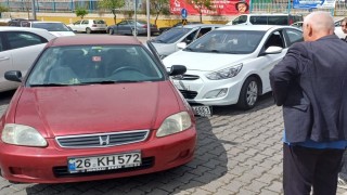 Çarpıştığı aracın kapısına plakası saplandı