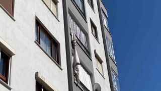 Çarşafları birbirine bağlayarak alt kata inmek isteyen genç kız 4. kattan düştü