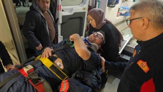 Çatı katında çıkan yangına müdahale eden itfaiye eri yaralandı