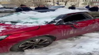 Çatıdan düşen kar kütlesi otomobili kullanılamaz hale getirdi