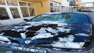 Çatıdan düşen kar park halindeki otomobile hasar verdi