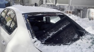 Çatılardan düşen kar ve buz kütleleri tehlike saçıyor