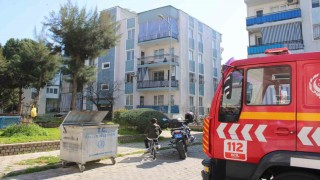 Çatıya çıkan yaşlı kadını ekipler ikna etti