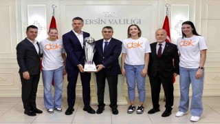 ÇBK Mersin, kupa sevincini Vali Toros ile paylaştı