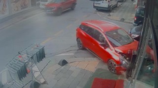 Çekmeköyde sürücü panik yapınca doğalgaz kutusuna çarptı, o anlar kameraya yansıdı