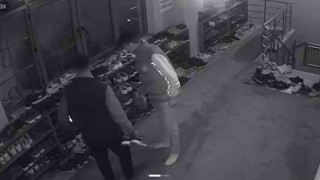 Cemaat namaza durdu, onlar ayakkabıların peşine düştü