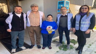 Çiçek vermek yerine gıda kolisiyle destek oldular