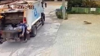 Çiğli Belediyesi çöp kamyonu köpeği ezdi, durmadan yoluna devam etti