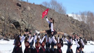 Çıldır Gölünde nefes kesen senkronize buz pateni gösterisi