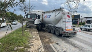 Çimento yüklü tır refüje çıktı