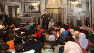 Çocuklar babalarıyla ilk safta durdu, cami adabı ve ibadetin önemini öğrendi