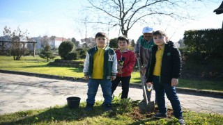 Çocuklar fidanları toprakla buluşturdu