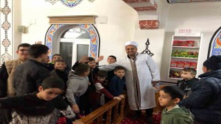 Çocuklar teravih namazlarına koşarak geliyor