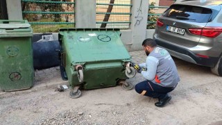 Çöp konteynırları yerinde tamir ediliyor