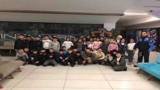 Çorlu polisinden öğrencilere sinema sürprizi