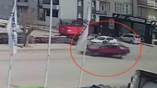 Çorumda 2 otomobilin çarpıştığı kaza kamerada: 2 yaralı