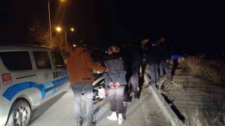 Çorumda haraketli dakikalar: Polisten kaçan motosikletli şahıslar kovalamacayla yakalandı