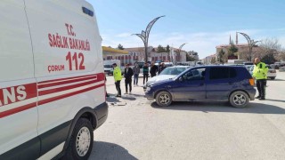 Çorumda iki otomobil çarpıştı: 2 yaralı