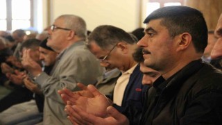 Çorumda vatandaşlar bayram namazı için camilere akın etti