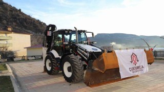 Çukurca Belediye Başkanı Demir, şirket aracını belediyeye tahsis etti