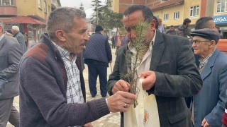 Cuma namazı için camiye giden vatandaşlara 4 bin ağaç fidanı dağıtıldı
