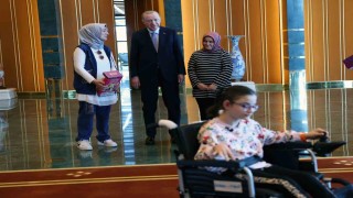 Cumhurbaşkanı Erdoğan, kendisiyle görüşmek isteyen engelli kız çocuklarını Cumhurbaşkanlığı Külliyesinde ağırladı