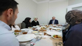 Cumhurbaşkanı Erdoğan ve eşi Emine Erdoğan, iftarda Fidan ailesini ziyaret etti