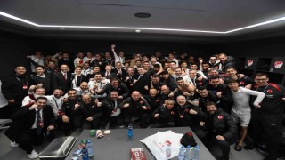 Cumhurbaşkanı Erdoğandan A Milli Futbol Takımına tebrik telefonu