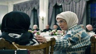 Cumhurbaşkanı Erdoğandan eşi Emine Erdoğanın yaşlılarla iftarına sürpriz ziyaret