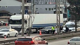 D-100de tırın altında kalan motosiklet sürücüsü hayatını kaybetti