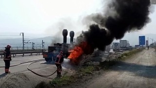 D-650de iş makinesi taşıyan tır alevlere teslim oldu