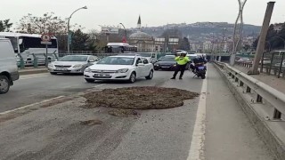 D100de kamyondan dökülen çamur trafiği altüst etti: 6 bin 584 TL ceza kesildi