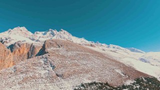 Dağ keçilerinin kış yolculuğu havadan görüntülendi