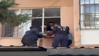 Damdan sarkarak evine girmeye çalıştı, sonu kötü bitti