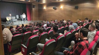 Davetsiz Misafir oyunu ve müzik şenliği seyirciyle buluştu