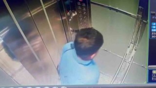 Davulcu girdiği binanın asansörüne tuvaletini yaptı