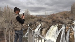Debisi artan şelale görenleri hayran bırakıyor