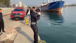 Denize düşen telefonu dalgıç itfaiye eri çıkardı
