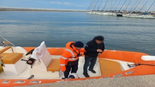 Denizin ortasında rahatsızlanan kişi tahliye edildi