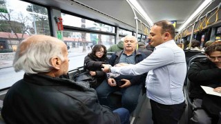 Denizli Büyükşehir iftar saatinde otobüslerde yolculuk yapan vatandaşlara su ve hurma ikramı