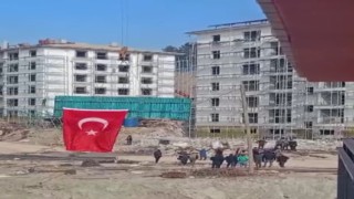 Deprem konutlarında iş bitimini davul zurnayla kutladılar