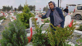 Deprem şehitliğinde buruk ziyaret