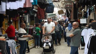 Depremin yıktığı Uzun Çarşıda bayram kalabalığı esnafa ve vatandaşa moral oldu