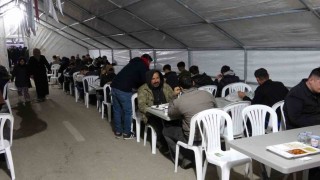 Depremzedeler ilk iftarını kurulan iftar çadırında açtı