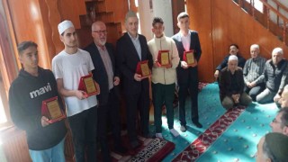 Devrekte İlçe müftüsü ve hafız öğrencilere teşekkür plaketi takdim edildi