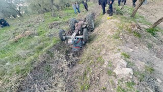 Devrilen traktörünün altında hayatını kaybetti