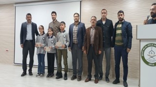 Diclede İstiklal Marşı ve Mehmet Akif Ersoy konulu şiir yarışmasında derece giren öğrencilere ödül